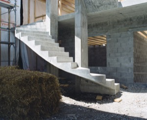 Construction en paille, escalier extérieur, Suisse